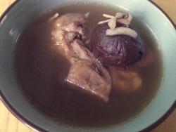 黑蒜菰米排骨汤