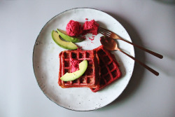 甜菜根华夫饼 & 甜菜根鹰嘴豆泥Beetroot Waffles W/ Beetroot Hummus