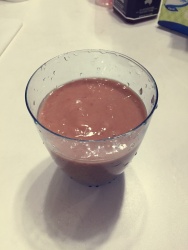 草莓牛油果汁