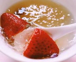 燕窝炖牛奶+草莓