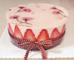 樱花巧克力草莓慕斯蛋糕