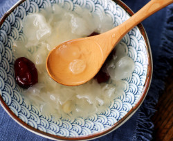 温润食物防秋燥 皂角米红枣银耳汤