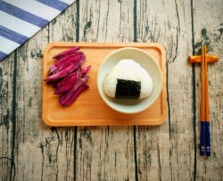 五分钟快手早餐:鱼罐头饭团+紫薯条