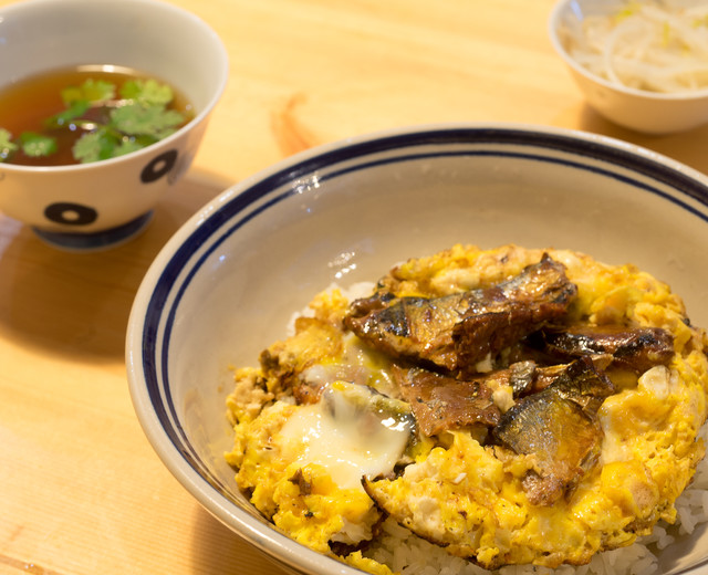 日剧第九集 蒲烧秋刀鱼鸡蛋盖浇饭&豆芽萝卜苗拌菜&鸭儿芹味噌汤