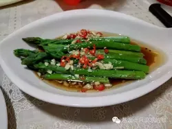 酱汁浇芦笋