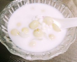 莲子芡实椰汁甜汤