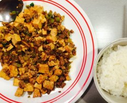 芹菜豆腐炒肉末