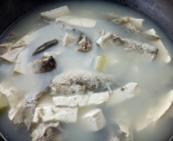 鲜鲫鱼豆腐汤