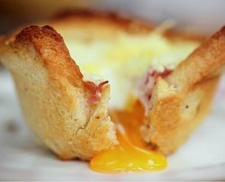 Rachel khoo的热三明治马芬
Croque Madame muffins
Cheese, ham, and egg sandwich muffins