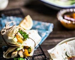 鸡胸肉卷饼配辛香芒果酱.Spiced chicken wraps with mango chutney