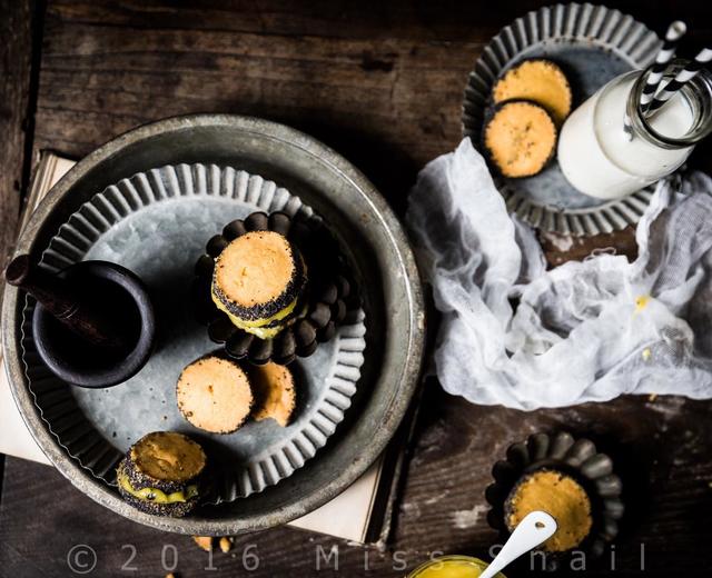 罂粟籽饼干配百香果凝露.Poppy seed cakes with passion fruit curd