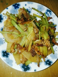 土豆片芹菜炒肉