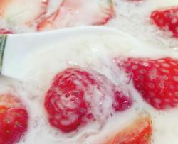 酸奶草莓燕窝