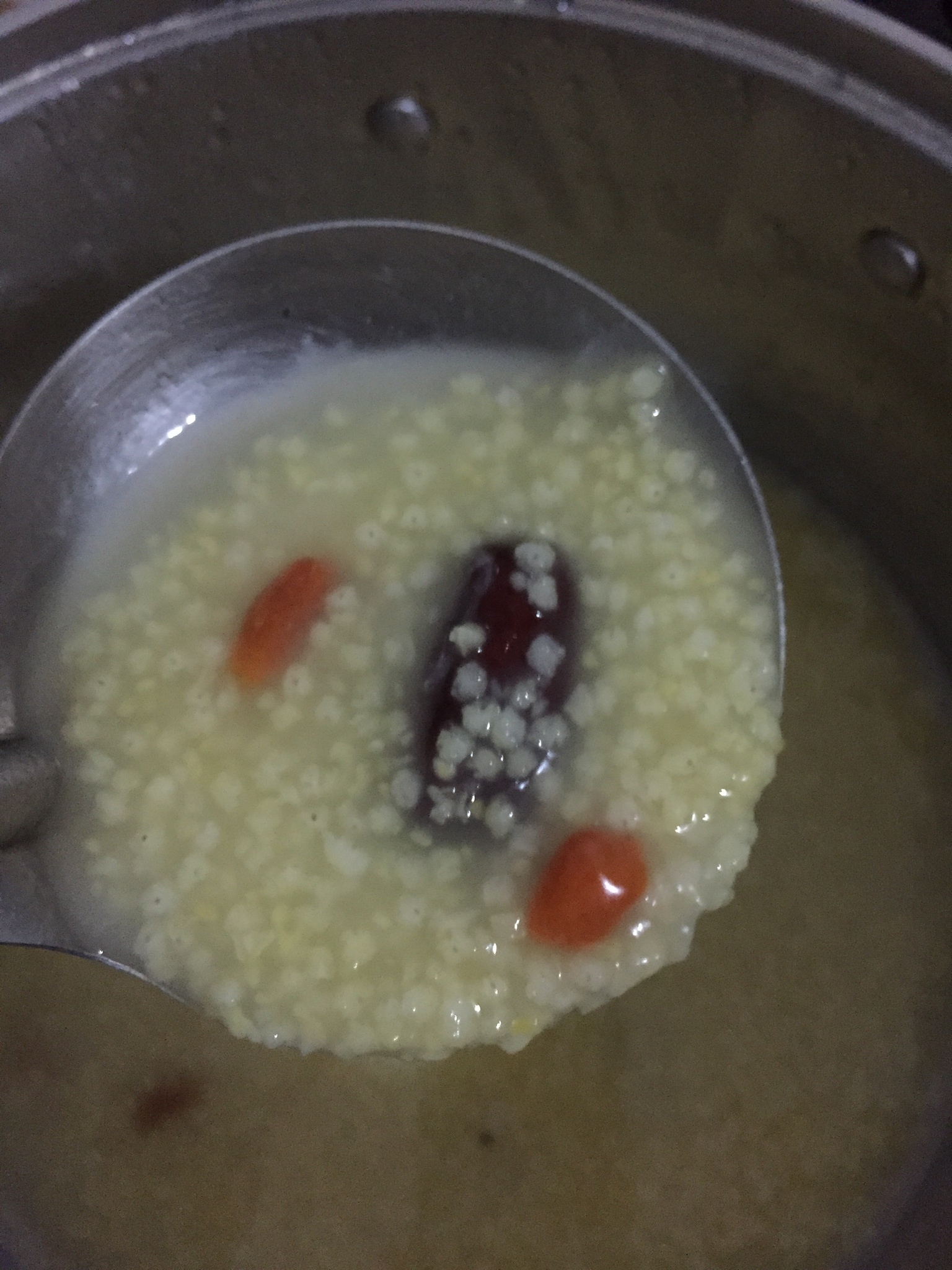小米红枣枸杞粥