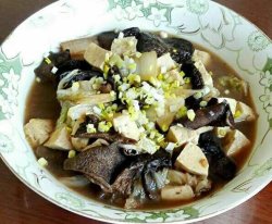 五花肉松蘑炖豆腐