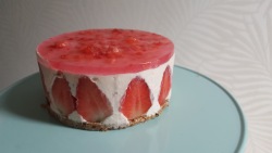 酸甜清爽之草莓慕斯蛋糕