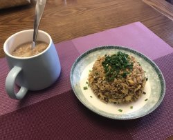 蒜味酱香炒饭+半熟鸡蛋红豆薏米汤