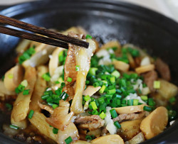 鸡肉肠五香花腩茄子煲