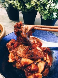 红酒慢炖猪脸肉配红薯 Wine-Braised Pork Cheek with Sweet Potato