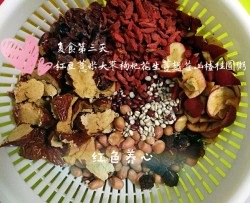 红豆薏米枸杞花生蔓越莓大枣桂圆山楂粥