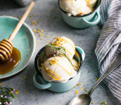 Honey Chamomile Frozen Yogurt with Bee Pollen 蜂蜜甘菊的酸奶跟玫瑰花粉