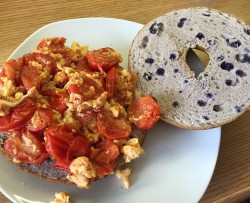 贝果夹番茄炒蛋 bagel with scrambled eggs and tomato