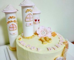 奶油蛋糕上的翻糖城堡