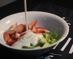 牛油果草莓酸奶沙拉