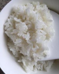 传统高压锅煮白米饭