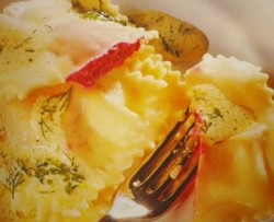 甜菜意大利方饺裹茴香奶油酱汁Beetroot Ravioli with Dill Cream Sauce