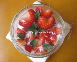 酸奶草莓罐子