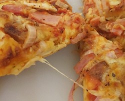 火腿腊肠披萨