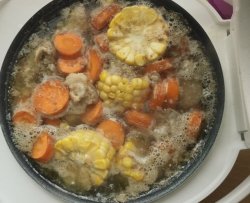 意外简单好吃的 排骨玉米胡萝卜鲜汤