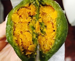 咸蛋黄肉松青团