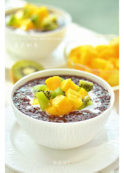 早餐粥的华丽吃法---椰香黑米水果粥