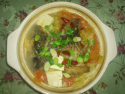 砂锅鲫鱼酸菜豆腐煲