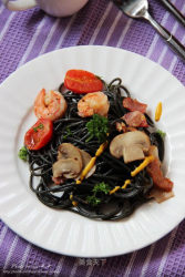 【食尚擂台西餐赛区】：意大利风情---烟肉蘑菇鲜虾墨鱼汁面
