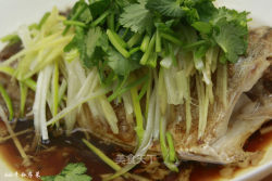 kiki牛的私房菜10-葱油海鲈鱼