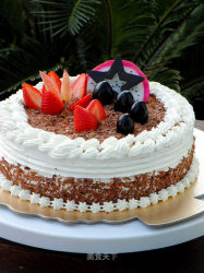 【巧克力水果蛋糕】--- 充满爱之味的生日蛋糕（附裱花步骤）