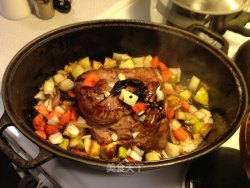 西餐/煎精猪肉加苹果和胡萝卜元葱主食煮土豆