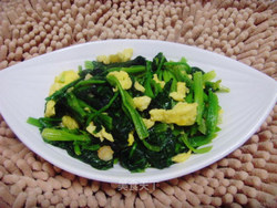 菠菜炒鸡蛋 。