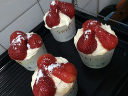 草莓奶油马芬蛋糕