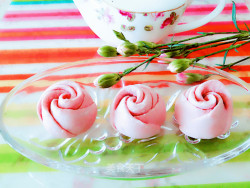 这是一款创意粉玫瑰花。它是用火龙果皮榨汁和面制作而成，绿色、天然、营养、美观的象形面食。