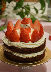 可爱的草莓雪人蛋糕