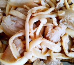 五花肉炒海鲜菇