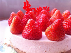 不用烤箱也能做的生日蛋糕——草莓慕斯蛋糕