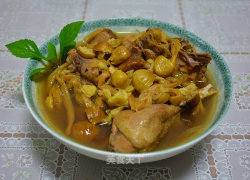 黄花菜板栗煲鸡汤