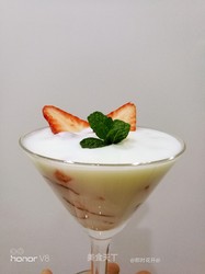 草莓酸奶杯