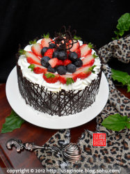 巧克力围边双莓蛋糕