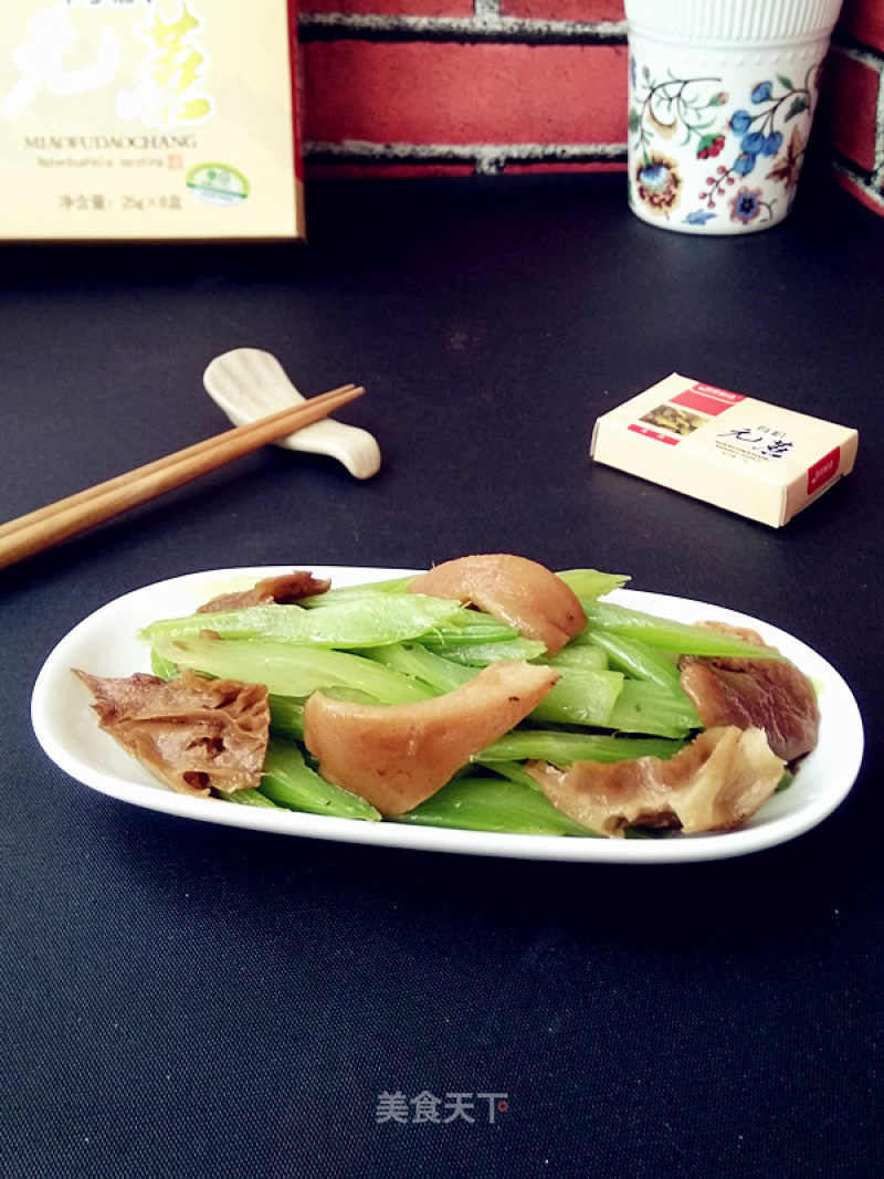 元蘑炒芹菜